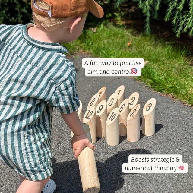 Detalle 2 de Jaques of London Wooden Skittles (Garden Skittles Game) outdoor throwing game for kids and adults