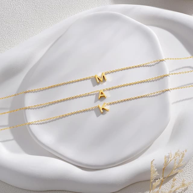 Detalle de Turandos Buchstaben-Kette personalisiert mit Namen/Initialen, 14K vergoldet (Gold) – Geschenk für Mädchen & Frauen