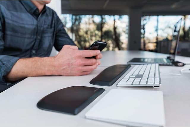 Thumbnail 1 de Kensington K52800WW - Reposamuñecas Ergosoft para teclado🖥