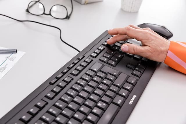 Detalle de Cherry Stream Keyboard 🖥️ Teclado silencioso con cable y diseño plano