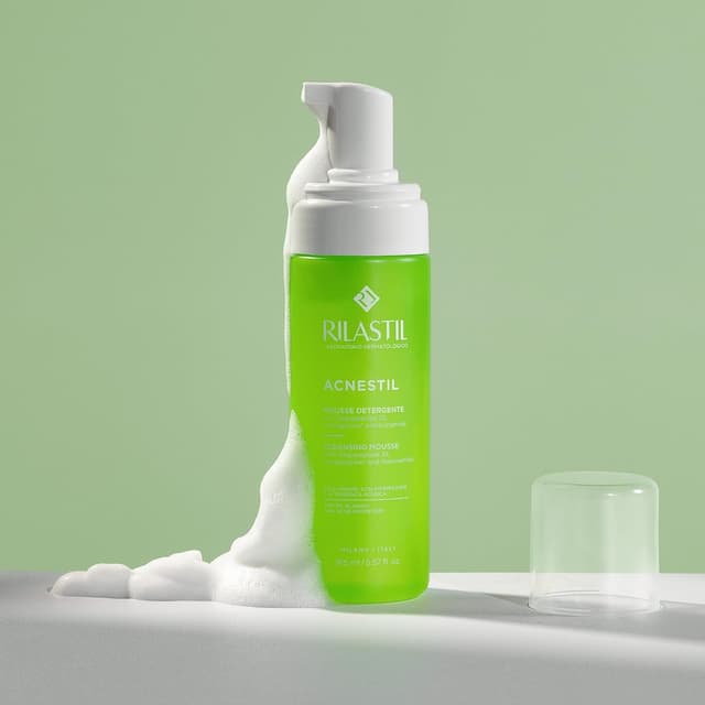 Detalle 2 de Rilastil Acnestil Reinigungsmousse mit sanfter Formel gegen zu Akne neigende Haut (150 ml)
