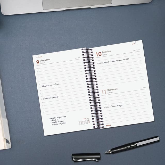 Detalle de Finocam Agenda Espiral 2026 1 Día Página Burdeos