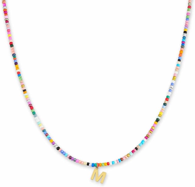 Detalle de Collier perlé coloré femme A-Z avec pendentif initial plaqué or 18K, réglable 40-45 cm