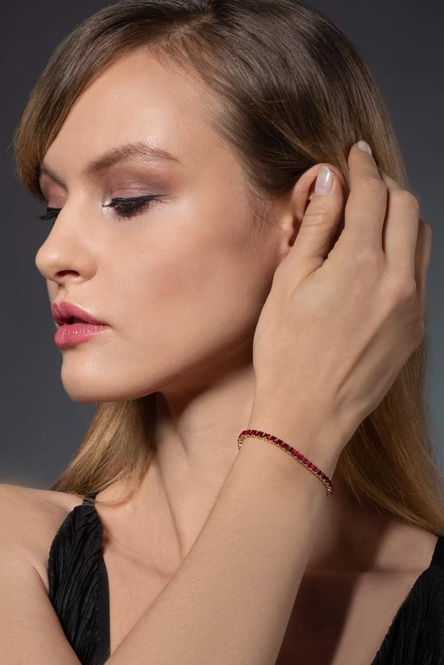 Detalle de Bracelet ZAVANA rouge plaqué or ajustable avec oxydes de zirconium