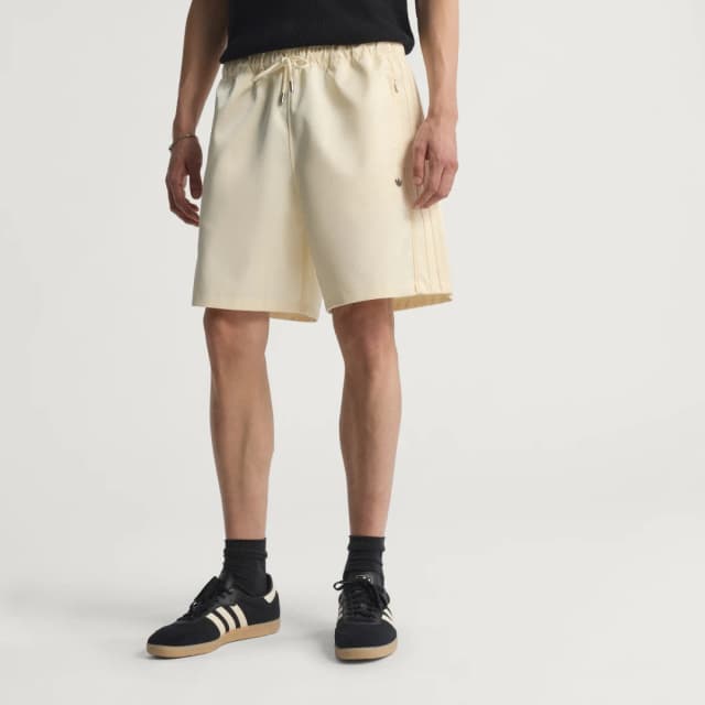 Detalle de adidas Premium Shorts en blanco: shorts de estilo deportivo para el día a día