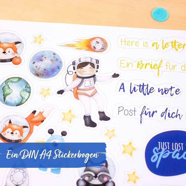Detalle de Papierdrachen Briefblock Set mit Astronauten-Motiven: 50 Briefbögen, 20 Umschläge & Stickerbogen