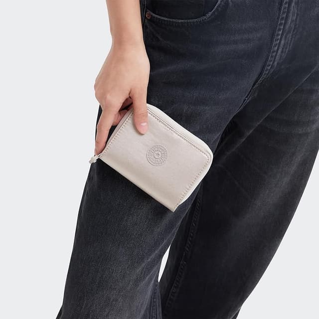 Detalle 2 de Kipling Money Love Billetera Mediana Metallic Glow, Plata