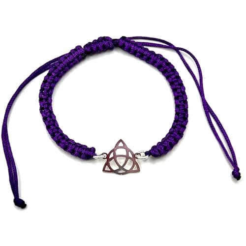 Detalle de MASBARATA pulsera de macramé con triqueta en plata de ley (morado)