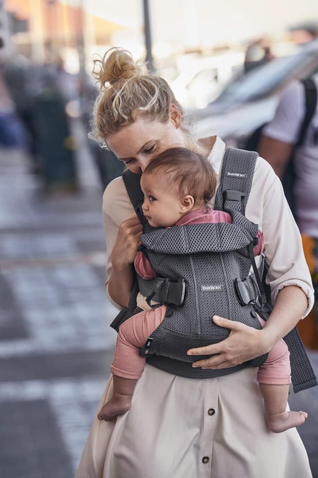 Detalle de BabyBjörn Baby Carrier One Air (3D Mesh) in Anthracite – ergonomic front and back carry