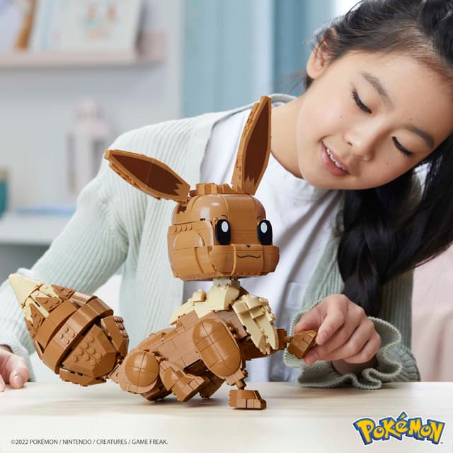 Detalle 2 de Mega Construx Pokebola Jumbo Eevee