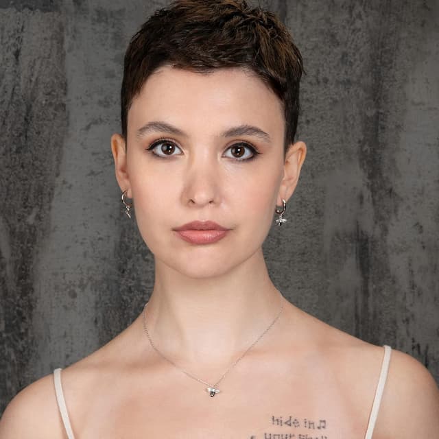 Detalle de Namana Orecchini a cerchio in argento 925 con ciondolo ape, smalto nero e zirconie