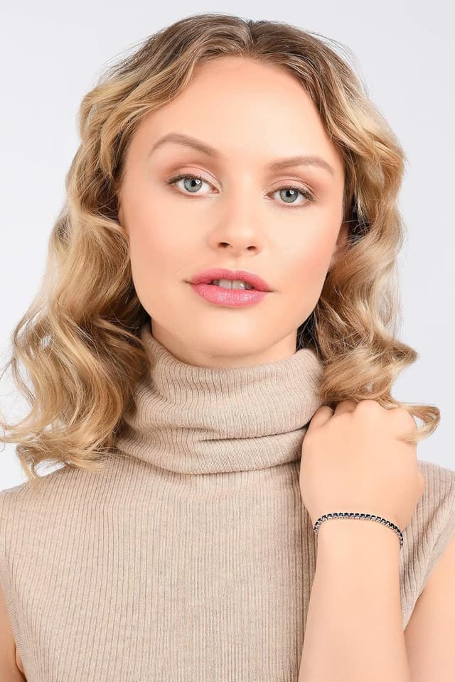 Detalle de Bracciale regolabile ZAVANA con zirconi cubici e chiusura a perlina