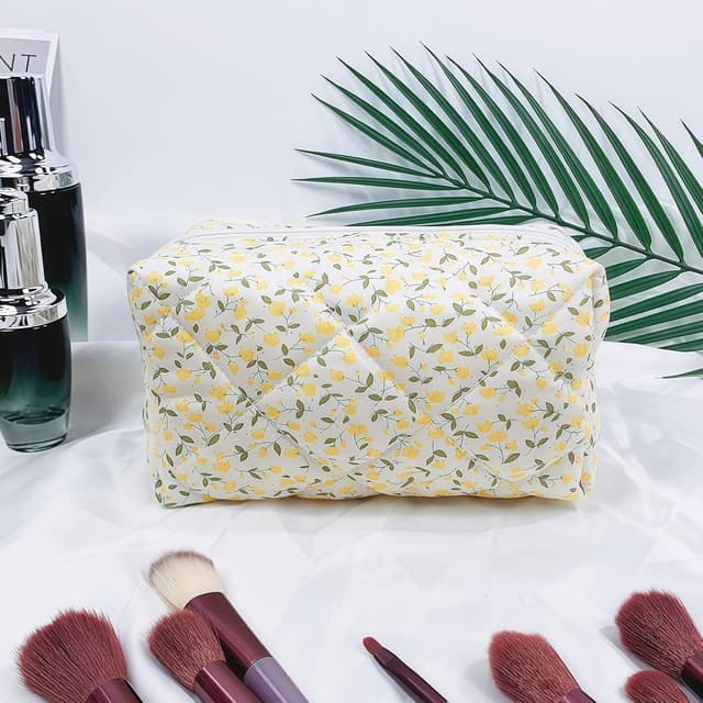 Detalle 2 de Aucuu borsa da toilette da viaggio trapuntata con motivo floreale