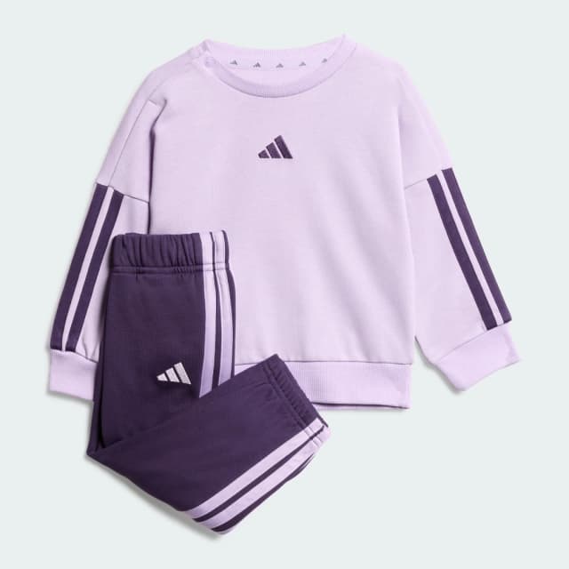 Detalle de Adidas Essentials bebé violeta, conjunto sudadera