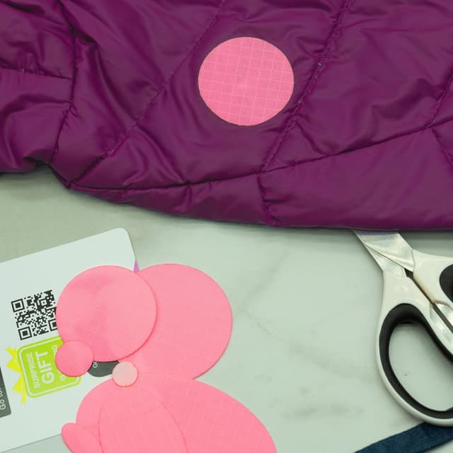 Detalle 2 de aZengear Reparaturflicken-Set (11 Stück, 30+ Farben) für Daunenjacken, Steppjacken, Zelte, Schuhe & Polster – selbstklebend