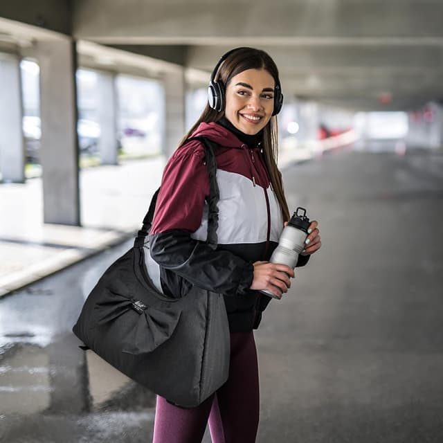 Detalle 2 de Women’s gym bag with shoe compartment, wet pocket and yoga mat strap (46 x 18 x 30 cm)