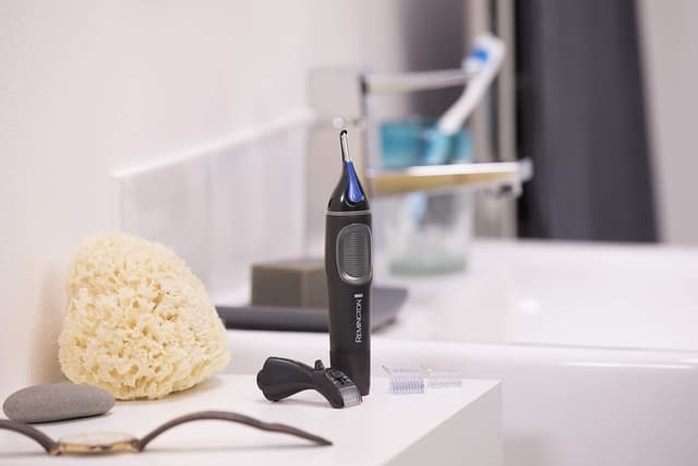 Detalle 2 de Remington NE3870 Taglia peli naso orecchie