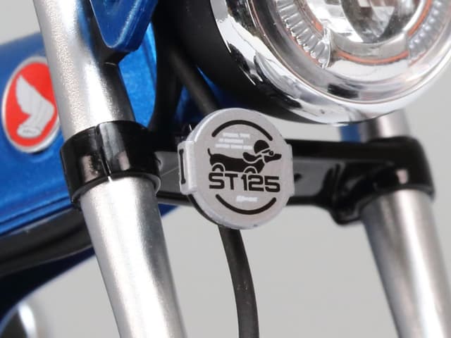 Detalle de TAMIYA 1:12 Honda DAX 125 Edition – kit de modélisme plastique à assembler (édition)