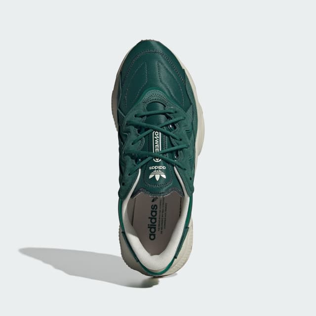 Detalle de adidas OZWEEGO Shoes en verde: zapatillas para el día a día con estilo