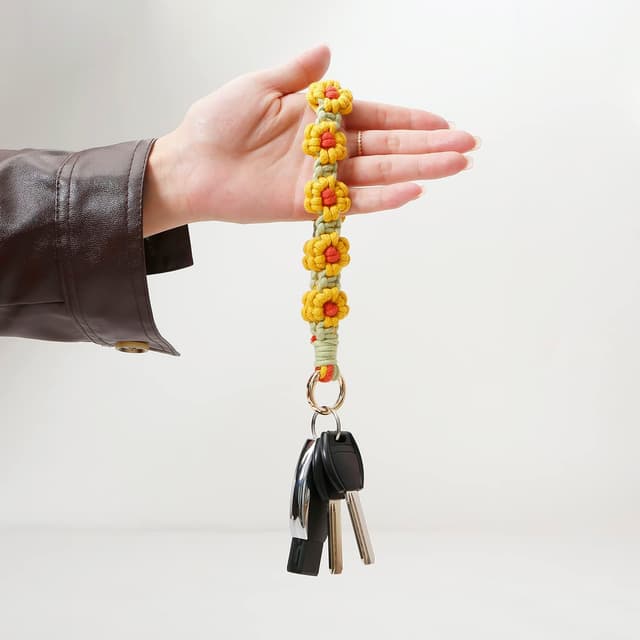 Detalle de AOKSUNOVA Schlüsselanhänger für Mädchen „Blume“ aus Makramee – kurz, beige/weiß/dunkelbraun