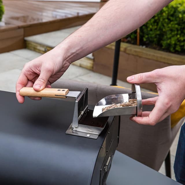 Detalle 2 de Zanussi ZPO1BPC Outdoor 12 Inch Wood Pellet Portable Pizza Oven with Paddle and Cover (Black)