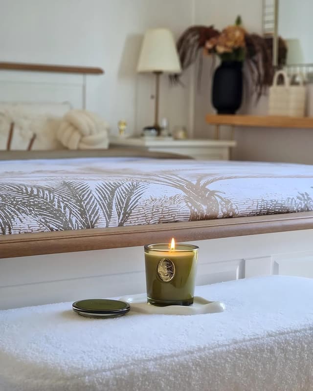 Detalle 2 de M&SENSE Sandalwood Jasmin Scented Candle 260g