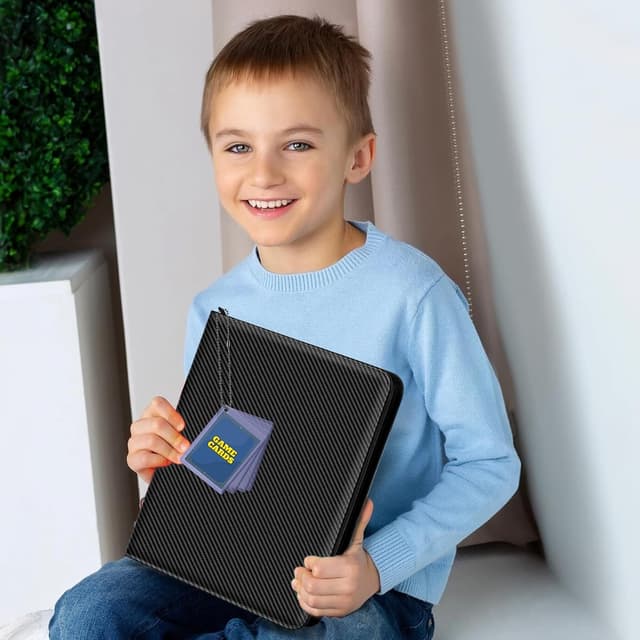 Detalle de Mlikero Sammelalbum für Sammelkarten (für bis zu 440 Karten) – 4 Taschen, 55 doppelseitige Seiten im 3-Ring-Design