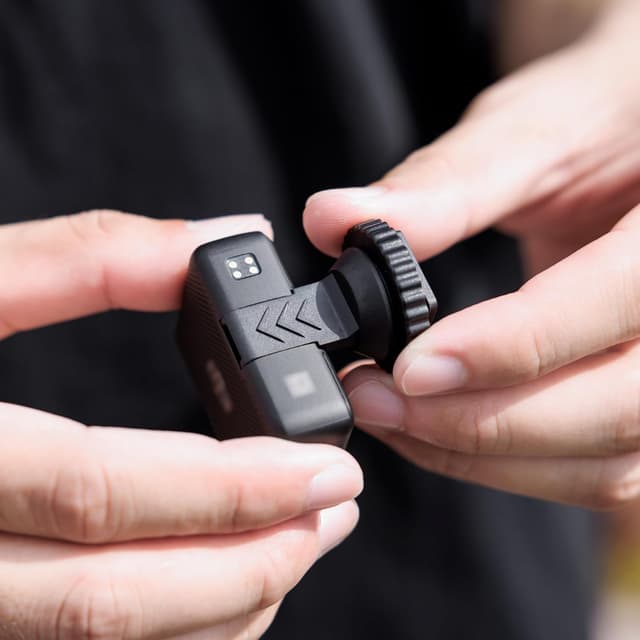 Detalle de JJC Cold Shoe Screw Mount Adapter for DJI Mic (hot shoe mount + 1/4-20 tripod thread)