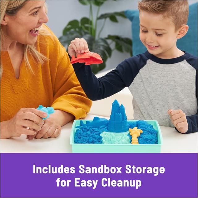 Detalle de Kinetic Sand Sandbox Set (1lb Blue Play Sand) with 4 Tools & Molds, Storage Bin — Sensory Play for Kids 3+