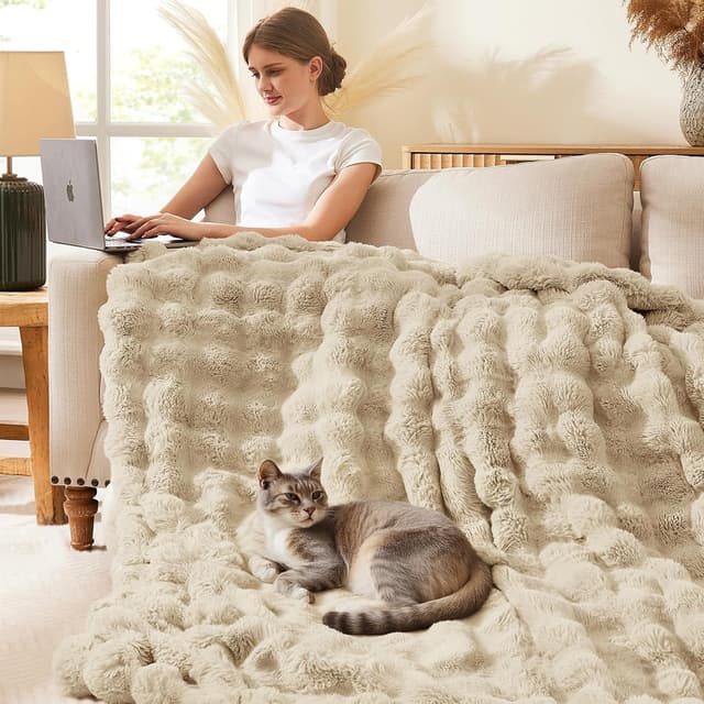 Detalle 2 de L’AGRATY Faux Rabbit Fur Blanket 200x220cm