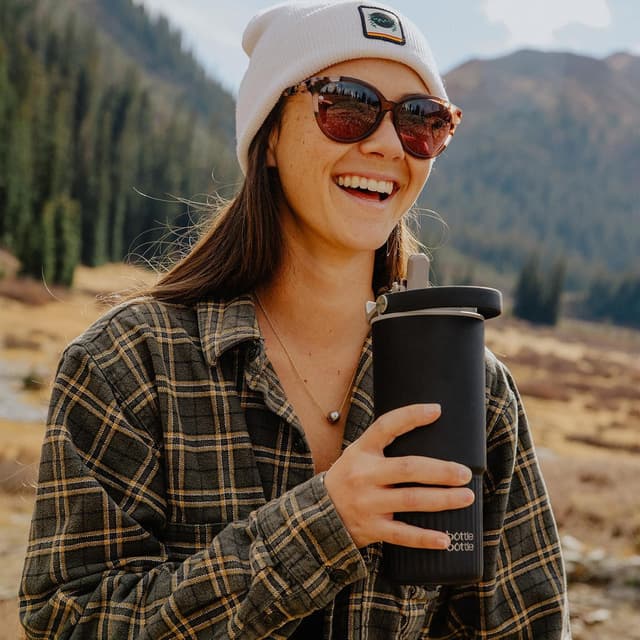 Detalle 2 de BOTTLE BOTTLE Insulated Water Bottle with Straw and Handle (750ml) – Ebony, Leak Proof