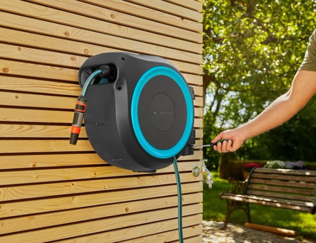 Detalle de GARDENA Wandschlauchbox 25 RollUp M/L (25 m) – für Bewässerung per Wandmontage