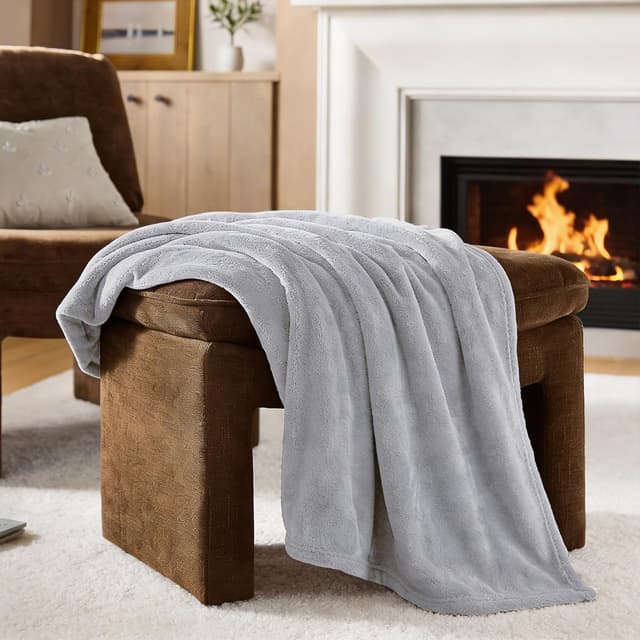 Detalle 2 de CozyLux Kuscheldecke Flauschig 2er Set (150x200 cm) in Hellgrau – warme, leichte Wohlfühldecken aus Flanell