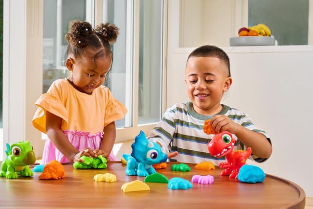 Detalle 2 de Smashers Junior Dino Dig Kleines Ei (Triceratops) – Dino zum Zusammenbauen mit 500 g Knete