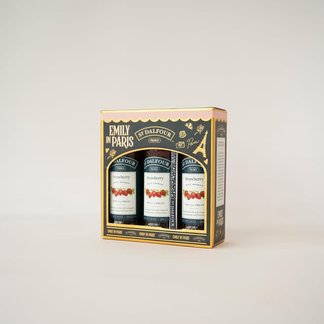 Detalle 2 de St. Dalfour Fruchtaufstrich Geschenkset „Emily in Paris Edition“ – 100% Frucht, ohne Zuckerzusatz, glutenfrei (3×284 g, Erdbeere)