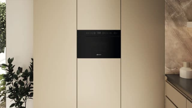 Detalle 2 de Bauknecht BMN1O2BK Einbaumikrowelle