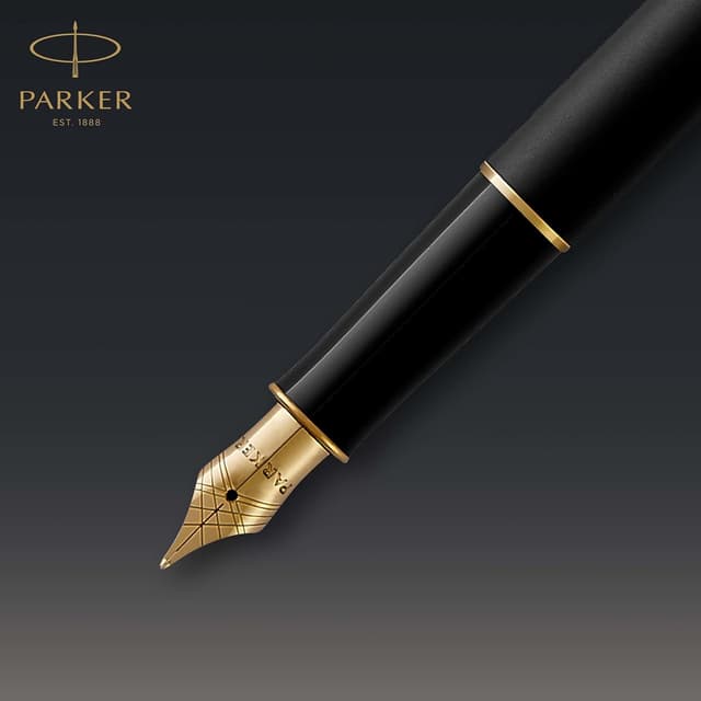 Detalle de Parker Sonnet penna stilografica con laccatura nero opaco e finiture oro, pennino medio