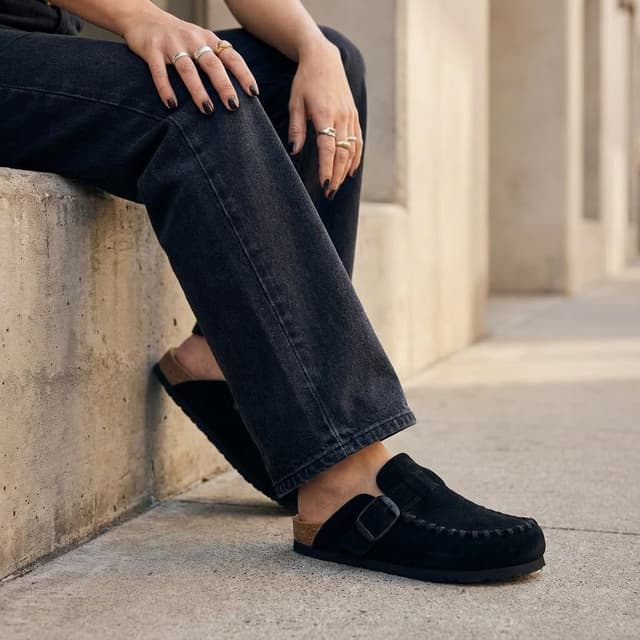 Detalle de CUSHIONAIRE Canoe Genuine Suede Clogs