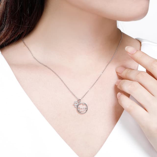 Detalle de Qings Capricorn zodiac necklace in 925 silver