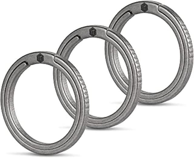 Detalle de KeyUnity titanium flat key rings with side-push quick release for key carabiner (S/M/L variants)