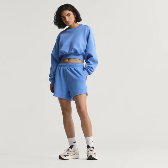 Detalle de Pantalón corto holgado Soft Lux de Adidas en azul