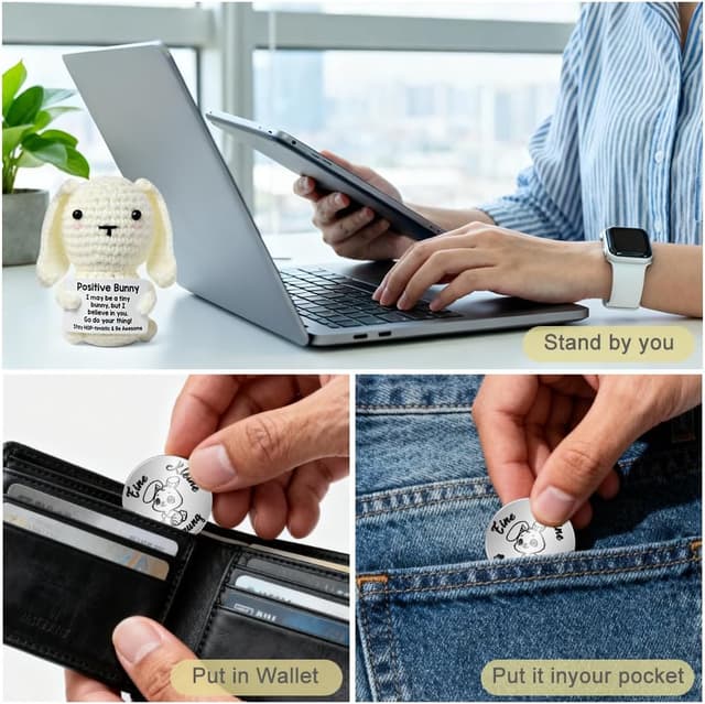 Detalle de Aolso Pocket Hug Coniglio Positivo in mini bambola lavorata a maglia con biglietto e moneta