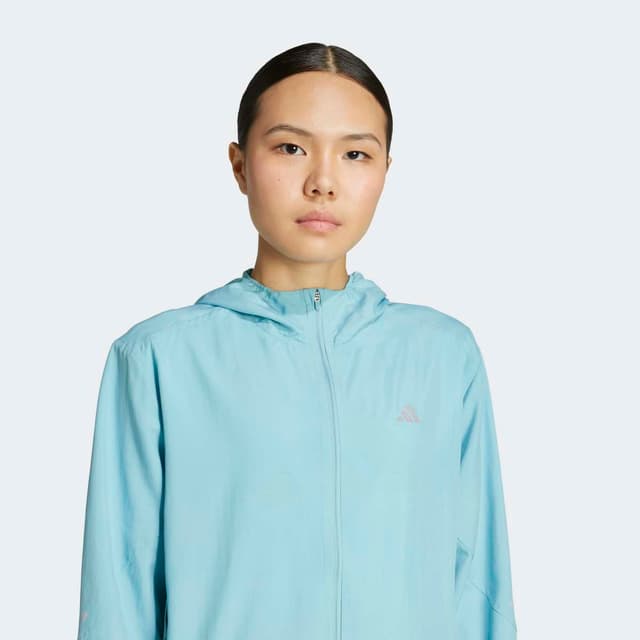 Detalle 2 de adidas Run It chaqueta cortavientos de mujer con capucha ajustable AEROREADY