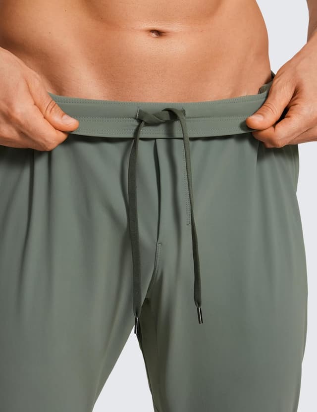 Detalle 2 de CRZ YOGA Jogging léger homme avec séchage rapide, poches zippées – sauge grise (M)