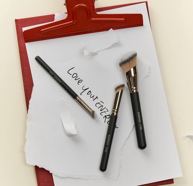 Detalle 2 de Energy Beauty ENERGY 3-in-1 Make-up-Pinsel-Set (3-teilig) mit tragbarer Reisetasche – Foundation- & Concealer-Pinsel