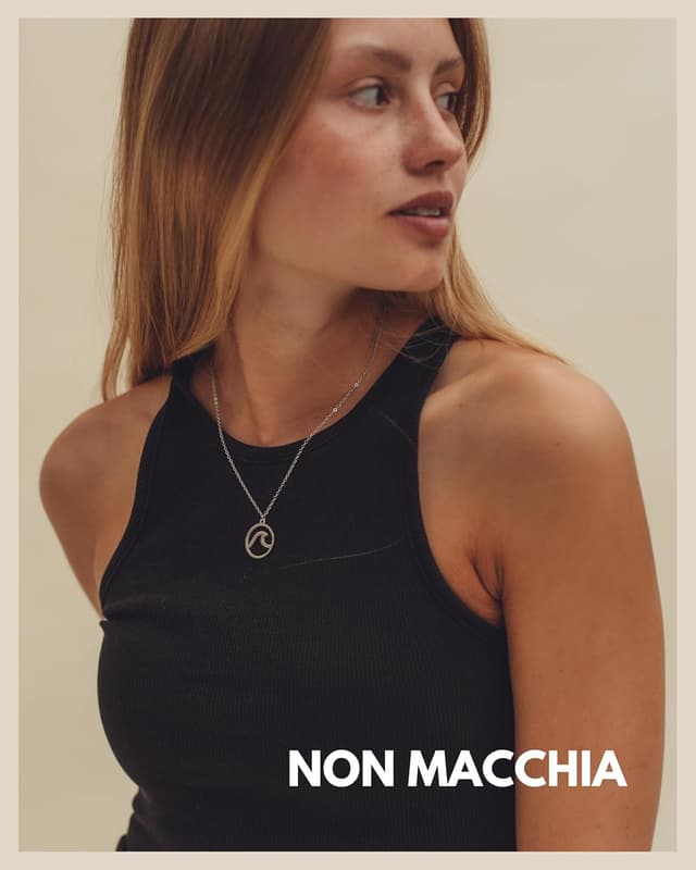 Detalle de GD GOOD.designs Catena Wave da donna: collana surf impermeabile in acciaio inox con ciondolo a onda