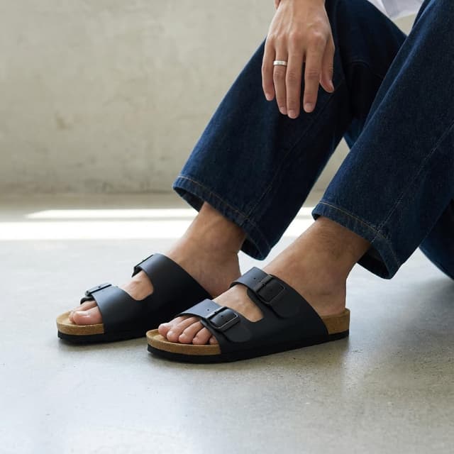 Detalle de CUSHIONAIRE Lane Cork Footbed Men’s Sandals with Adjustable Buckle Comfort Slides