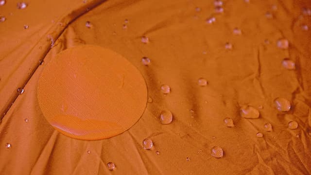 Detalle de aZengear Reparaturflicken-Set für Daunenjacken, Steppjacken & mehr (11 Stück, Orange) – selbstklebend, wasserdicht