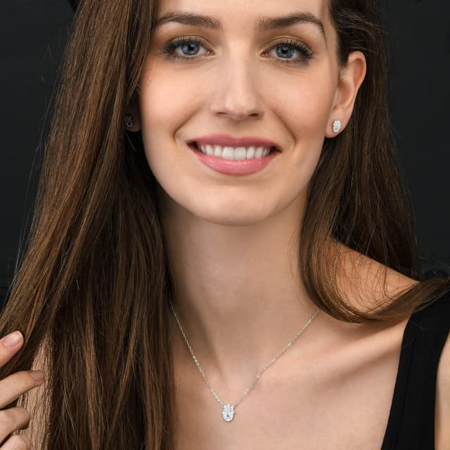 Detalle de Diamond Treats orecchini a lobo Mano di Fatima in argento 925 con zirconi