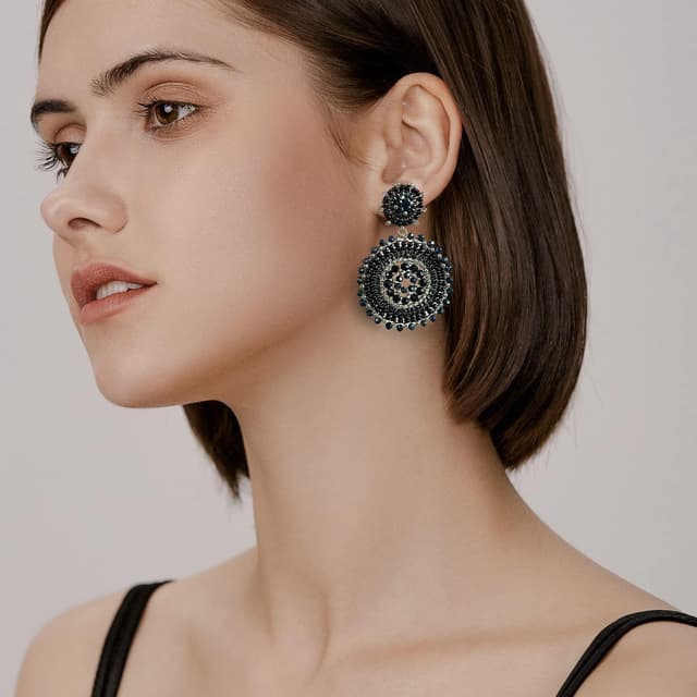 Detalle 2 de Damen-Perlenohrringe im Bohème-Stil mit Rocailles & Anhänger – baumelnde Sommer-/Strand-Statement-Ohrringe